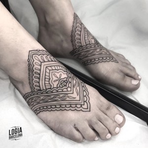 tatuaje-pie-mandala-logia-barcelona-laia-desole 